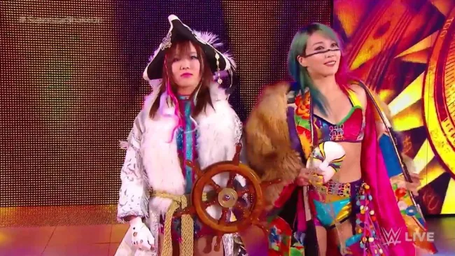 Asuka y Kairi Sane hacen su entrada en SmackDown Live