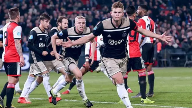 Matthijs de Ligt festeja un gol con el Ajax