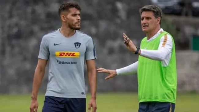 Nicolás Freire escucha atentamente las indicaciones de su técnico