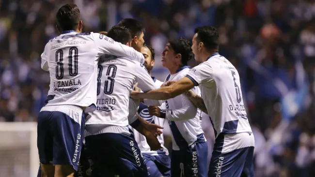 Jugadores del Puebla en festejo de gol 
