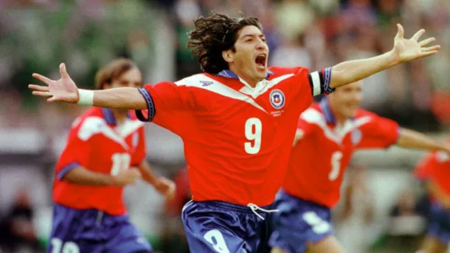 Zamorano celebra anotación con la selección de Chile