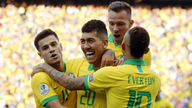 Selección de Brasil celebra una anotación frente a Perú 