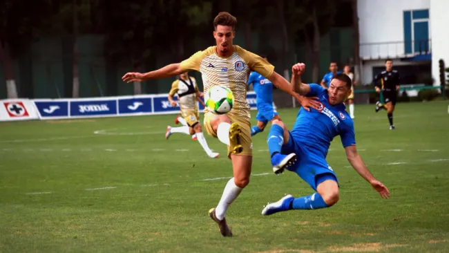 Acción durante un encuentro amistoso entre Atlético de San Luis y Cruz Azul
