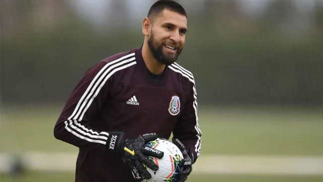 Jonathan Orozco, durante una práctica con la Selección Mexicana