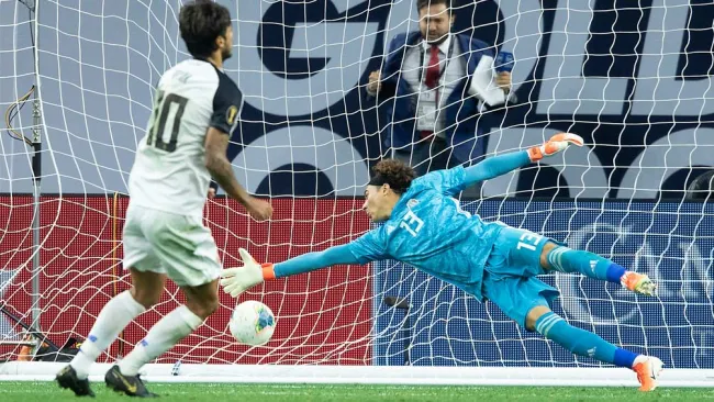 Bryan Ruiz cobra penalti contra México