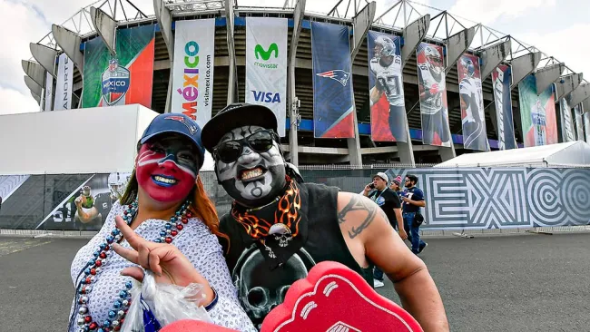 Aficionados de la NFL en el Estadio Azteca