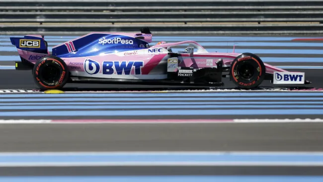 Sergio Pérez en su monoplaza 