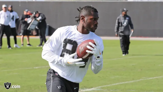 Brown durante un entrenamiento de los Raiders 