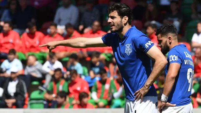 Pollo Briseño en un partido del Feirense