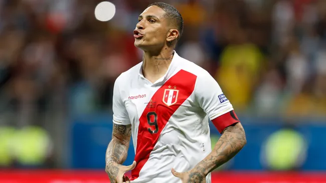 Paolo Guerrero festeja en juego contra Uruguay 