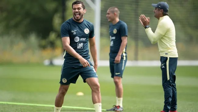 Henry Martín sonríe en un entrenamiento del América