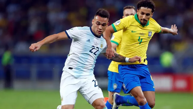 Lautaro y Marquinhos pelean el balón en la Semifinales 