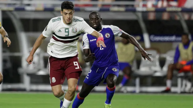 Raúl Jiménez se escapa de un defensor de Haití 