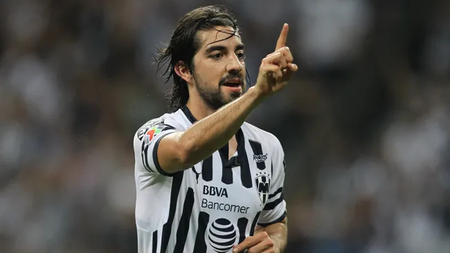 Rodolfo Pizarro festeja un gol con Rayados