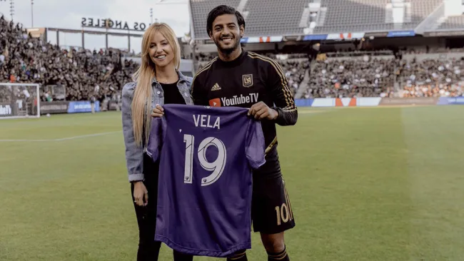 Carlos Vela muestra su jersey para el Juego de Estrellas