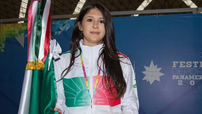 Paola Pliego posa junto a la bandera de México