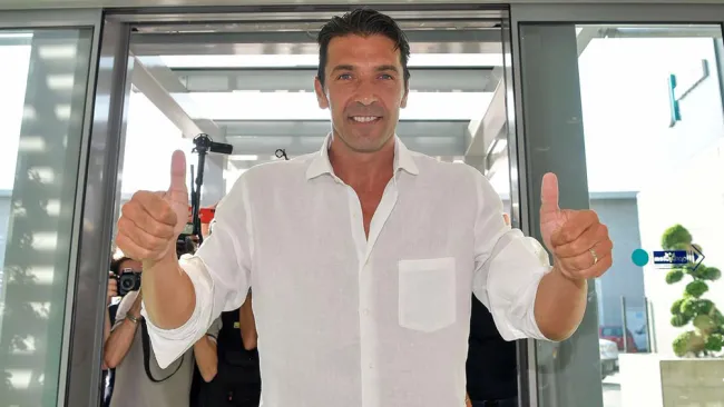 Buffon saluda previo a los exámenes médicos con la Juve