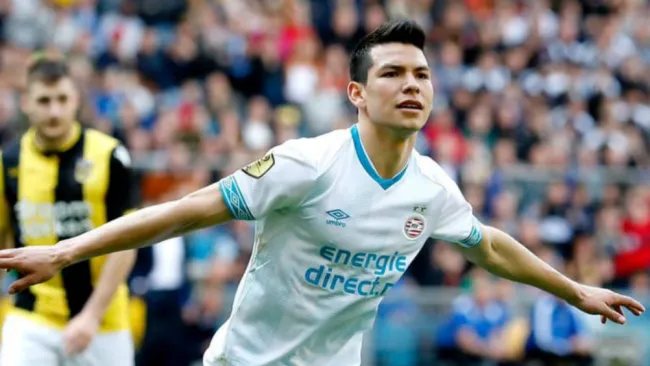 Lozano, en festejo de gol con el PSV
