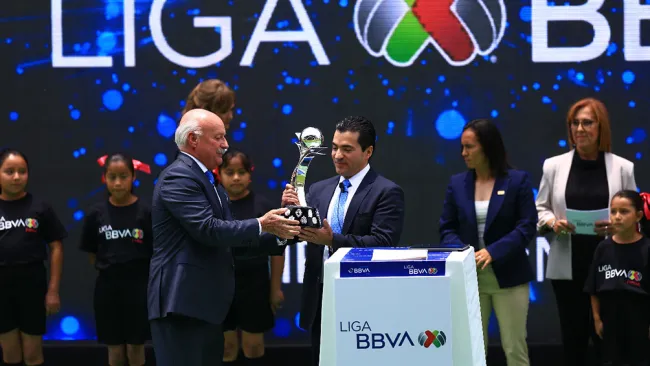 Enrique Bonilla entrega el trofeo al representante de BBVA