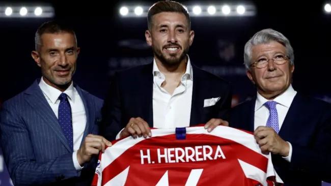 Herrera posa con nueva camiseta