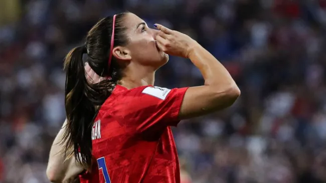 Festejo de Alex Morgan tras marcarle gol a Inglaterra
