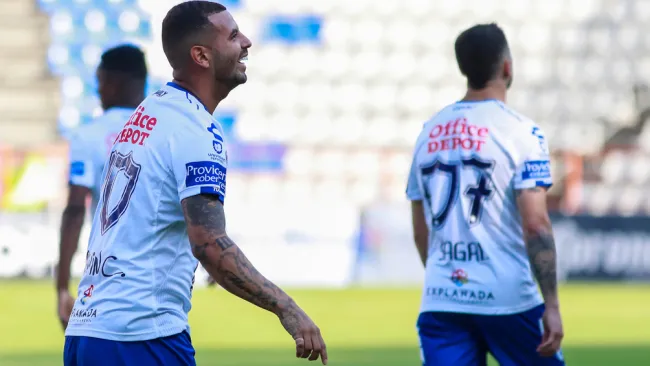 Cardona festeja gol con Pachuca