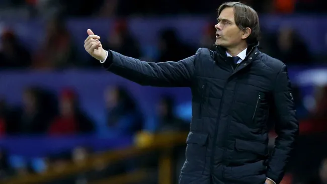 Philip Cocu da indicaciones en un duelo 