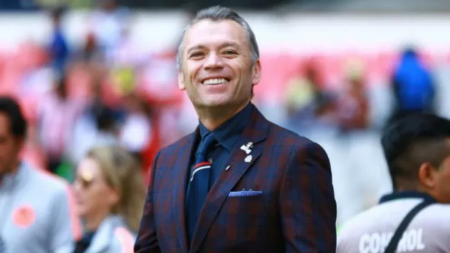 Higuera sonríe durante partido de Chivas 