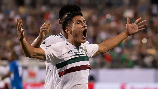 Uriel Antuna festeja un gol con la Selección Mexicana 