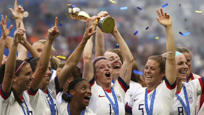 Jugadoras de Estados Unidos festejando su título 