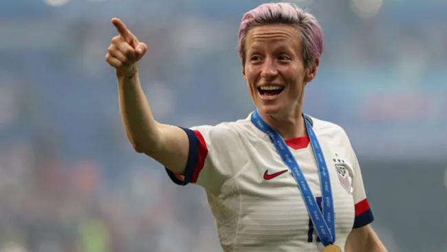 Megan Rapinoe festeja con su medalla de primer lugar