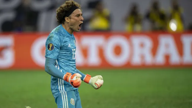Ochoa celebra haber parado un penalti en Copa Oro 