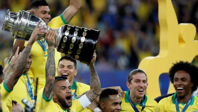 Dani festeja con sus compañeros el título de Copa América 2019