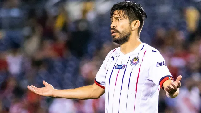 Oribe Peralta en el partido de Chivas vs River Plate 