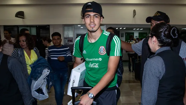 Érick Gutiérrez a su llegada al aeropuerto de la Ciudad de México