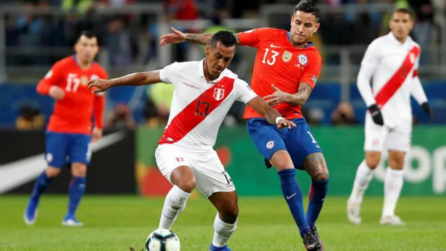 Renato Tapia trata de escapar con el balón ante la marca de Erick Pulgar