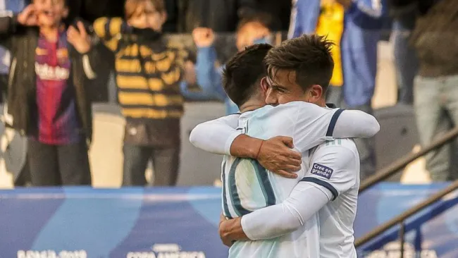 Paulo Dybala festeja junto a Lionel Messi la segunda anotación de Argentina ante Chile