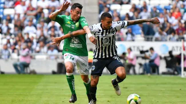 Rubens sambueza y Leonel Vangioni disputan un balón 