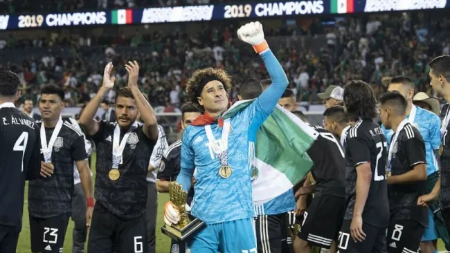 Guillermo Ochoa festeja que fue elegido como el mejor portero de la Copa Oro 2019