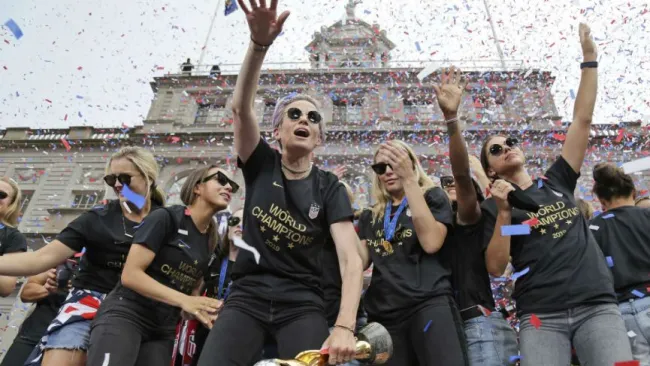 Megan Rapinoe y Alex Morgan festejan a las afueras del City Hall