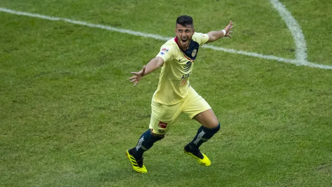 Guido Rodríguez celebra uno de sus goles con América