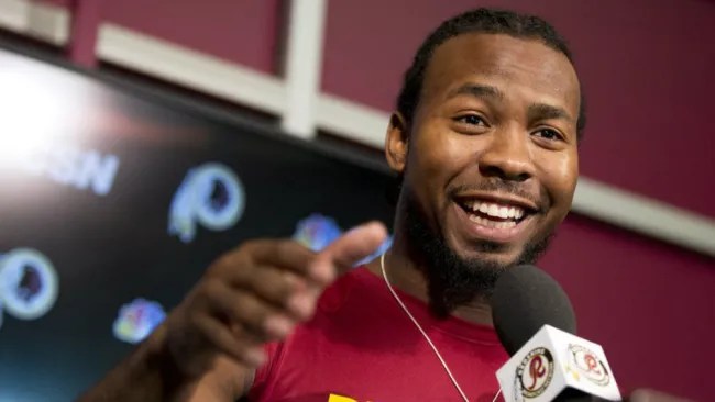 Josh Norman sonríe en conferencia de prensa