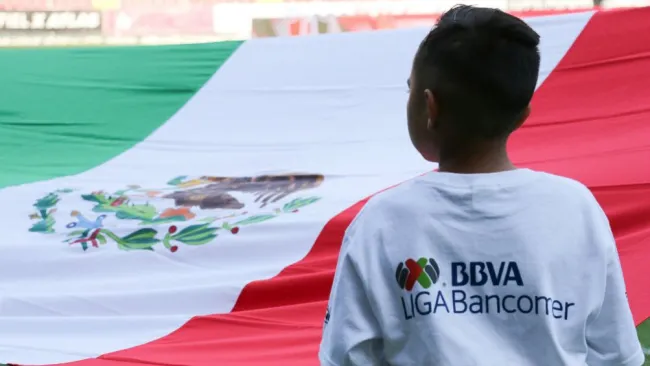 Niño en una ceremonia de protocolaria de la Liga MX