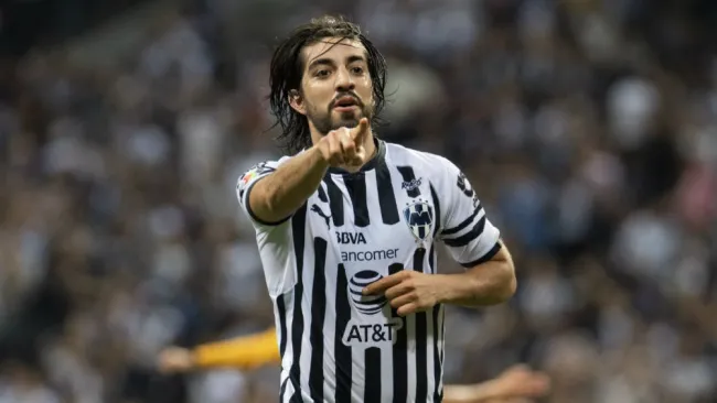 Pizarro festeja un gol con Monterrey en el Clausura 2019