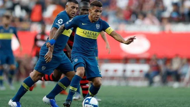 Carlos Tévez disputa un partido de pretemporada ante Xolos