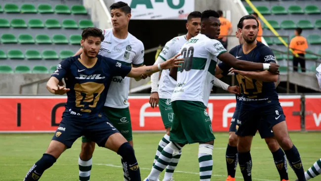 Acción durante un encuentro amistoso entre Atlético Zacatepec y Pumas