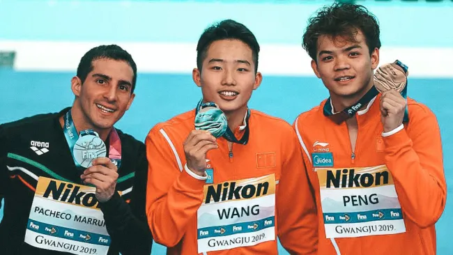 Rommel Pacheco celebra en el podio de Gwangju