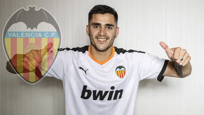 Maxi Gómez luce el uniforme del Valencia