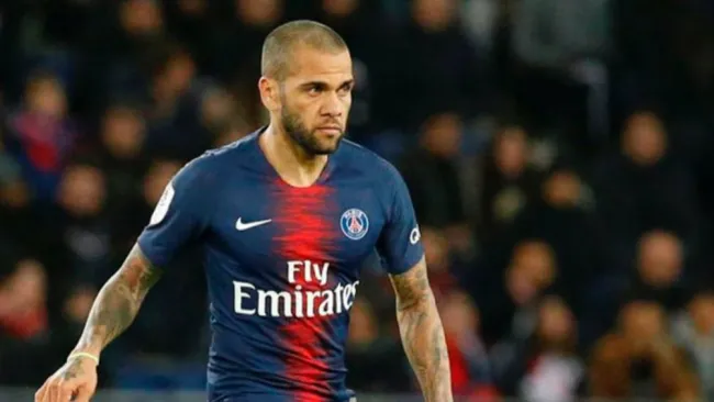 Daniel Alves, en un juego con el PSG