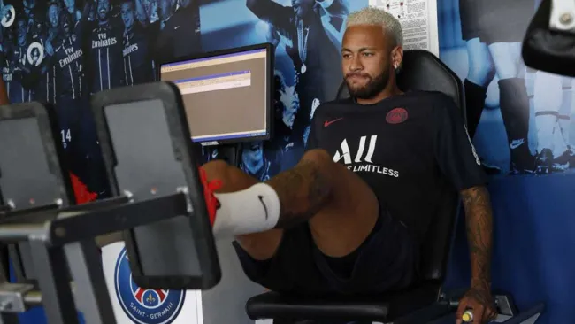 Neymar en las instalaciones del PSG